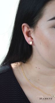 Złote kolczyki kotki na sztyft 333 KL 8072 333. Urocze kolczyki w kształcie kotków wykonane z 8 karatowego żółtego złota. Dziecięcia biżuteria zapinana na slczyki na prezent (2).JPG